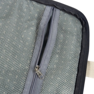 Saco com fecho de correr cinzento e malha verde-acinzentada com franja preta