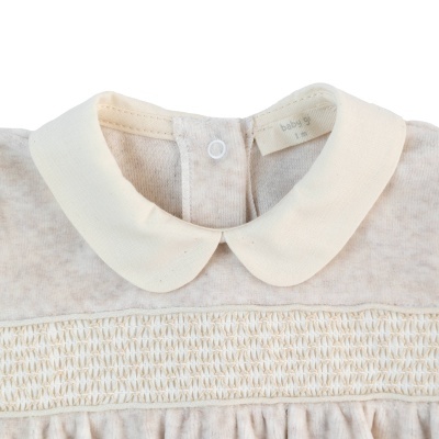 Vestido bege para bebé com gola branca e padrão decorativo