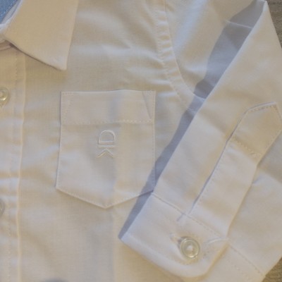 Camisa branca com bolso bordado e punho com botão.