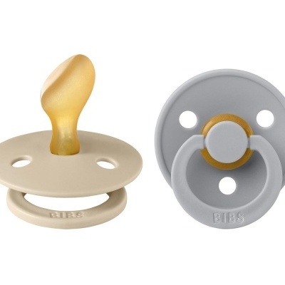 Dois chupetas para bebé em bege e cinzento com detalhes dourados