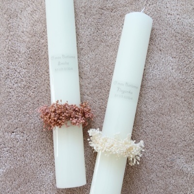 Vela com decoração de flores