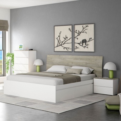 Quarto moderno com cama branca e cabeceira em madeira clara, candeeiros brancos, cómoda branca e duas pinturas em preto e branco
