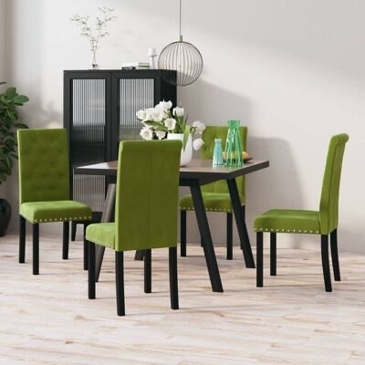 Conjunto de jantar com mesa preta e cadeiras verdes num ambiente moderno interior