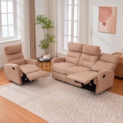 Sofá reclinável bege e poltrona na sala com tapete claro e parede branca