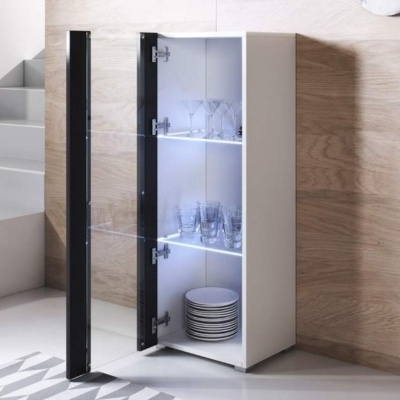 Móvel branco com porta de vidro e prateleiras com copos e pratos