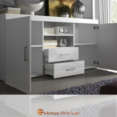 Móvel aparador branco lacado com portas e gavetas abertas e objetos decorativos em cima