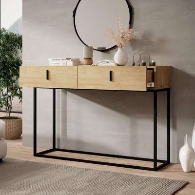 Aparador em madeira clara com estrutura preta e decoração minimalista