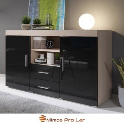 Aparador de madeira rústica clara com detalhes em preto brilhante e objetos decorativos em cima