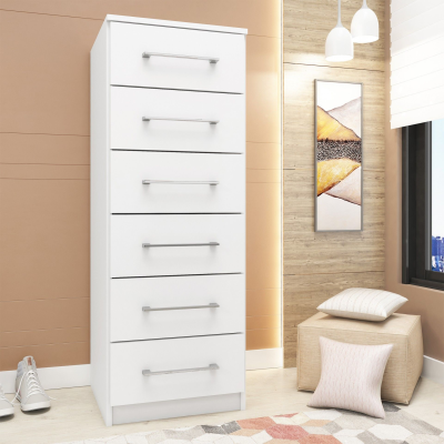 Móvel branco de seis gavetas num ambiente de sala com decoração clara e acolhedora