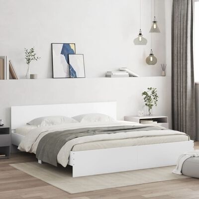Cama branca de madeira com roupa de cama neutra em quarto minimalista com elementos decorativos e iluminação moderna