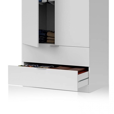 Roupeiro branco com portas abertas e gaveta inferior aberta com roupas visíveis