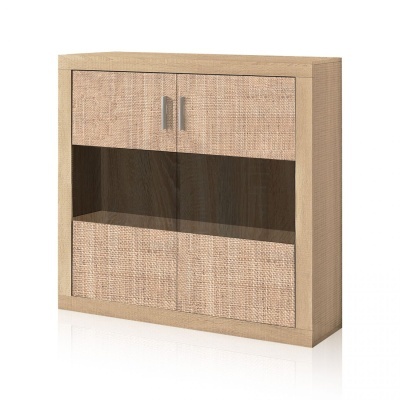 Armário de madeira clara com textura de palha nas portas e prateleira aberta ao meio