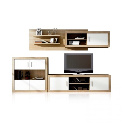 Móvel de sala em madeira clara com portas brancas e TV