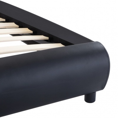 Estrutura de cama com acabamento em couro sintético preto e ripas de madeira