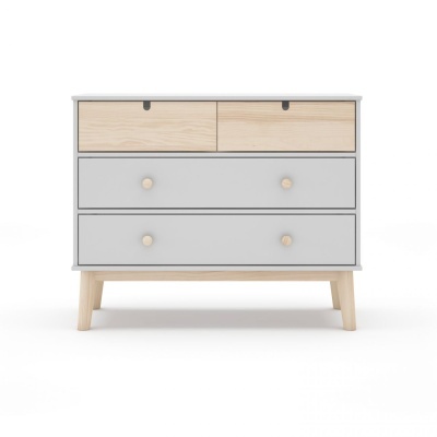 Cómoda de madeira clara e cinza com quatro gavetas, pernas inclinadas