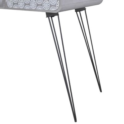 Pernas finas de metal de móvel com estrutura de madeira cinza e padrão branco.