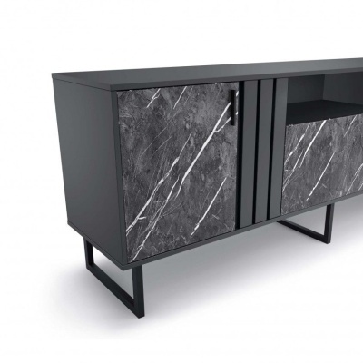 Móvel de sala preto com portas em padrão mármore cinzento e branco