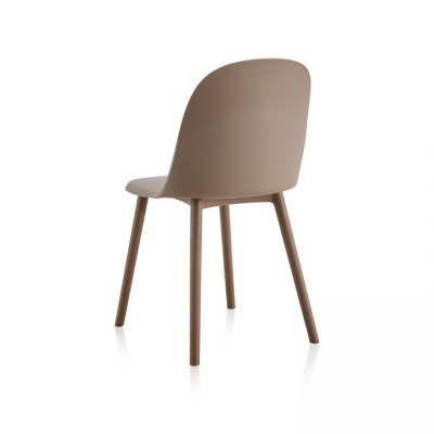 Cadeira castanha moderna em plástico sobre fundo branco