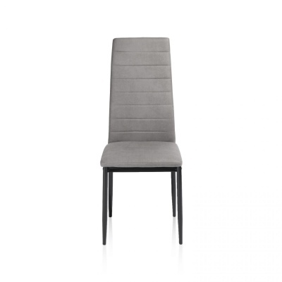 Cadeira moderna cinzenta com pernas pretas sobre fundo branco