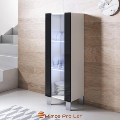 Móvel de armazenamento branco com portas de vidro preto e prateleiras iluminadas num ambiente interior moderno