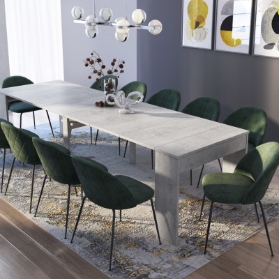 Mesa de madeira clara com oito cadeiras verdes e tapete com padrão abstrato em sala moderna