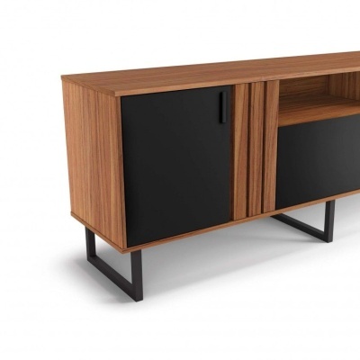 Aparador em madeira castanha com portas pretas e pernas metálicas pretas