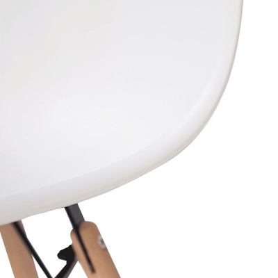 Cadeira moderna com assento branco e pernas em madeira clara