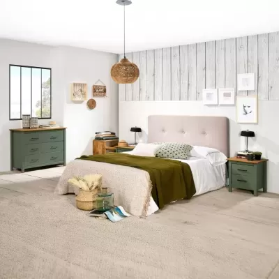 Quarto com cama estofada, roupa de cama branca e verde, mesas e cómoda verdes, tapete bege e luminária pendente de vime