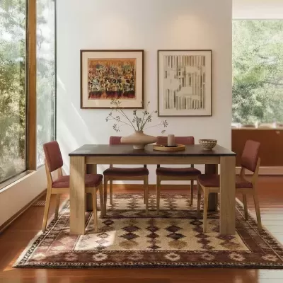 Conjunto de mesa e cadeiras de jantar em madeira clara e estofos vermelhos sobre alcatifa decorativa