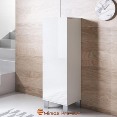 Armário alto branco com pernas metálicas junto a parede de madeira clara e escadas cinzentas