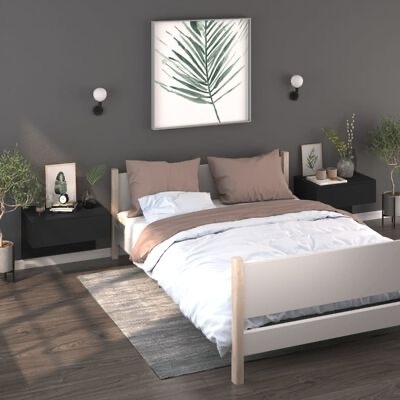 Quarto com cama de madeira clara e roupa de cama branca e castanha, mesas de cabeceira pretas, plantas e quadro de folha verde