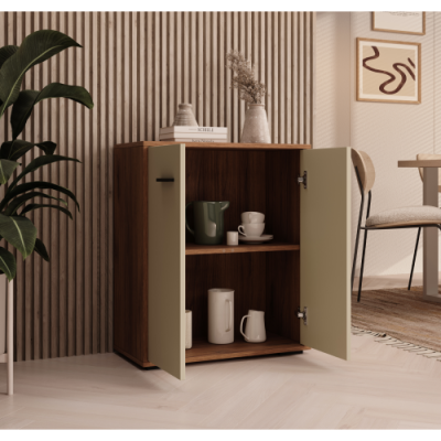 Armário baixo de madeira castanha com portas bege claro abertas mostrando utensílios de cozinha dentro