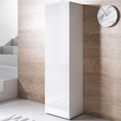 Armário branco lacado alto com relógio marmoreado na parede de madeira clara