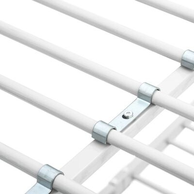 Grelha metálica branca com hastes e suportes prateados