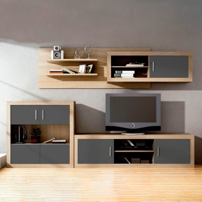 Conjunto modular de móveis para sala em madeira clara e cinza com televisão e prateleiras decorativas