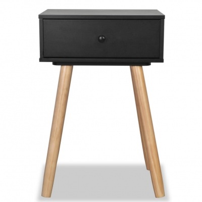 Mesa de apoio com caixa preta e pernas de madeira clara