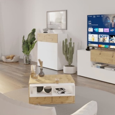 Sala de estar moderna com móveis brancos e madeira clara, plantas e televisão