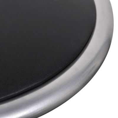 Objeto circular com superfície preta e borda metálica cinza prateada