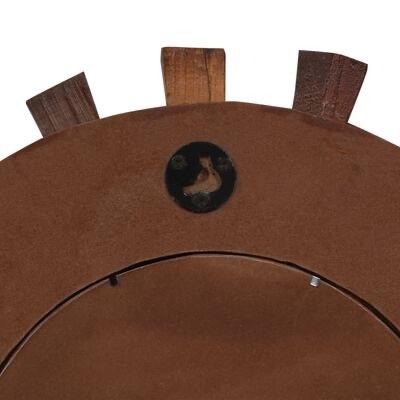 Chapéo castanho com abas de madeira e emblema de pato