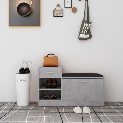 Banco de arrumação cinzento com sapatos e mala, em piso xadrez, guarda-chuva branco ao lado