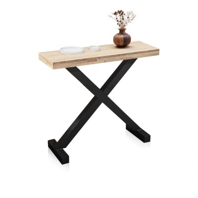 Mesa de apoio com tampo de madeira clara e base preta em forma de X, com vaso castanho e pratos brancos sobre ela