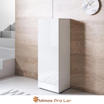 Armário branco vertical minimalista junto a parede de madeira clara e escada cinza