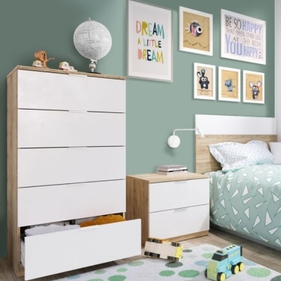 Quarto infantil com móvel branco e madeira, cama com roupa de cama verde, brinquedos e quadros coloridos na parede