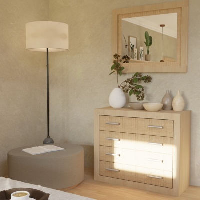 Cômoda de madeira clara com espelho, candeeiro de pé, pufe cinzento e vasos decorativos num ambiente interior