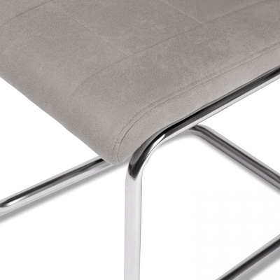Assento de cadeira cinza claro com estrutura metálica cromada