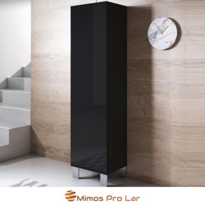Armário alto preto com base metálica junto a parede de madeira clara com relógio