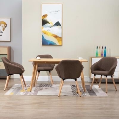 Conjunto de sala de jantar com mesa e cadeiras castanhas sobre tapete geométrico, parede com quadros abstratos e garrafas coloridas