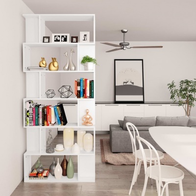 Estante branca com livros e objetos decorativos numa sala de estar moderna
