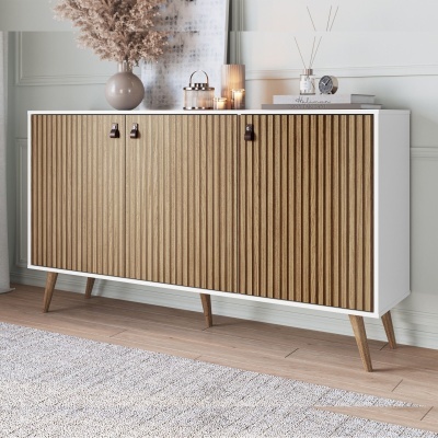 Aparador de madeira branca com portas de madeira natural e decoração em sala