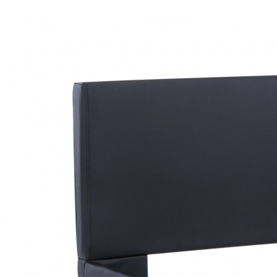 Cabeceira de cama preta com tecido liso e costuras visíveis